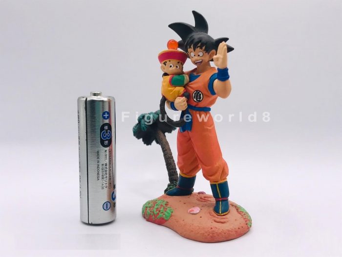 Goku Carrying Baby Gohan Megahouse