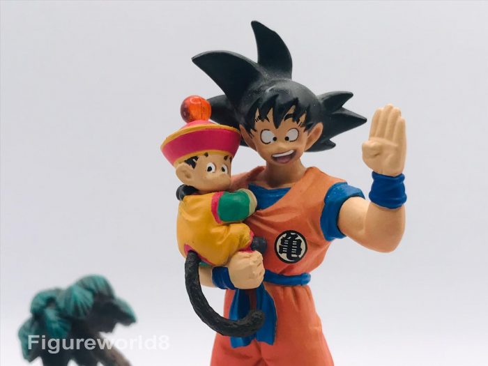 Goku Carrying Baby Gohan Megahouse