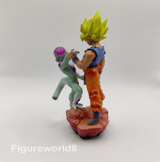 Final Form Freiza VS Super Saiyan Goku Megahouse
